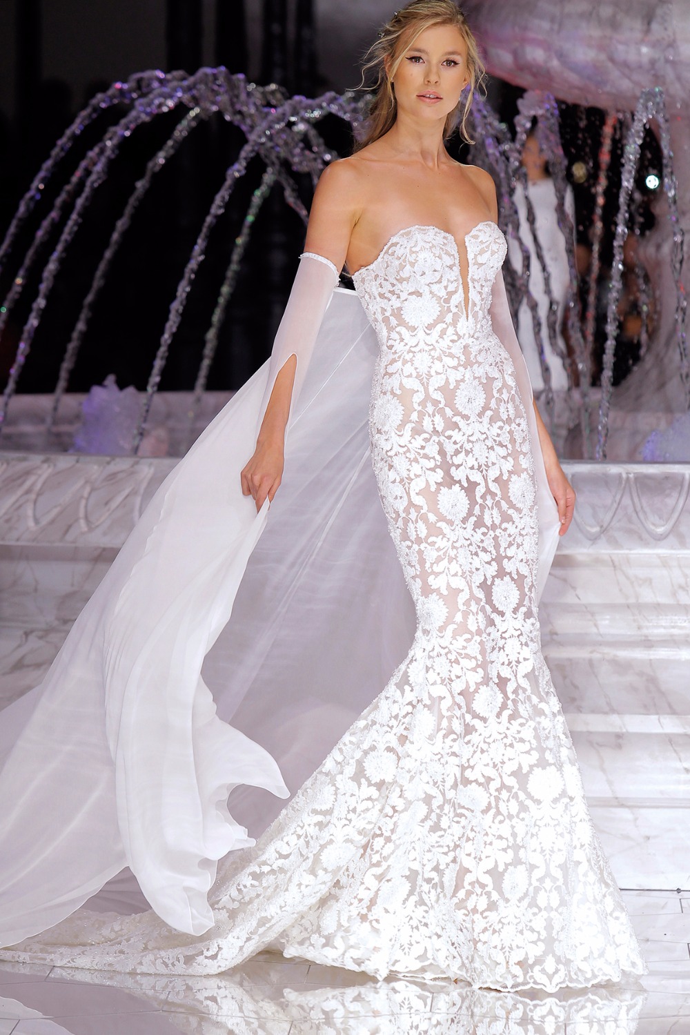 pronovias-fashion-show_-runis