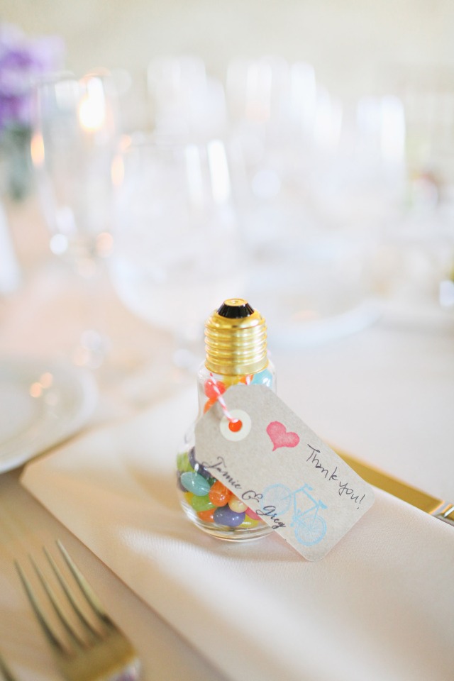 sweet lightbulb wedding favor idea