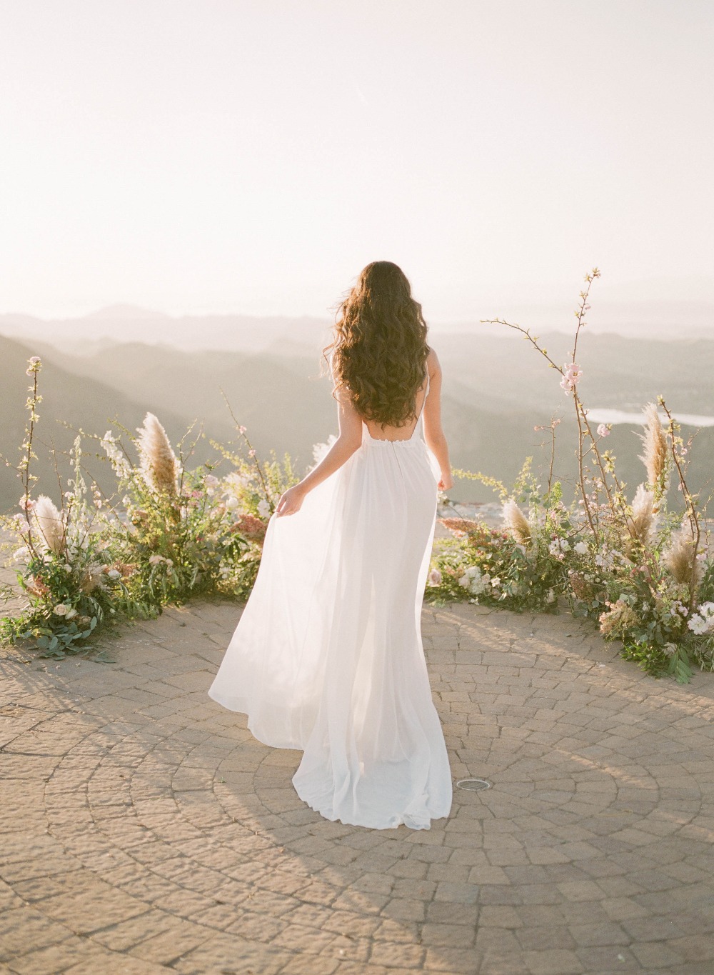 10-wedding-dresses-for-a-winery