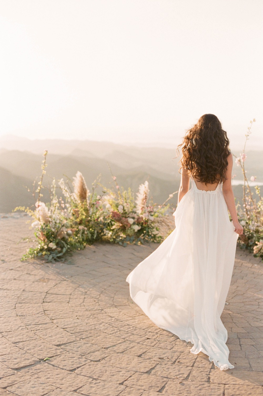 10-wedding-dresses-for-a-winery