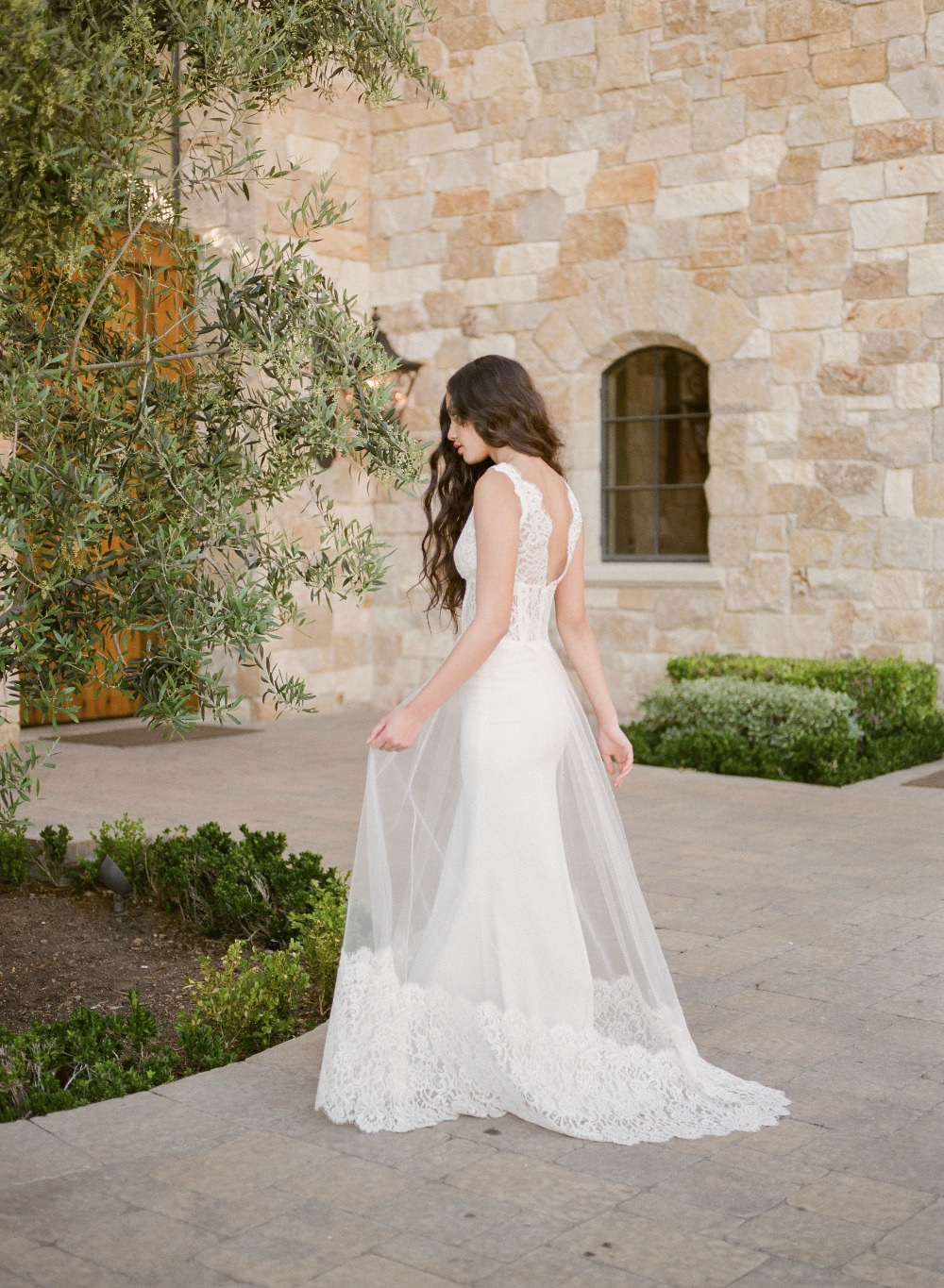 10-wedding-dresses-for-a-winery