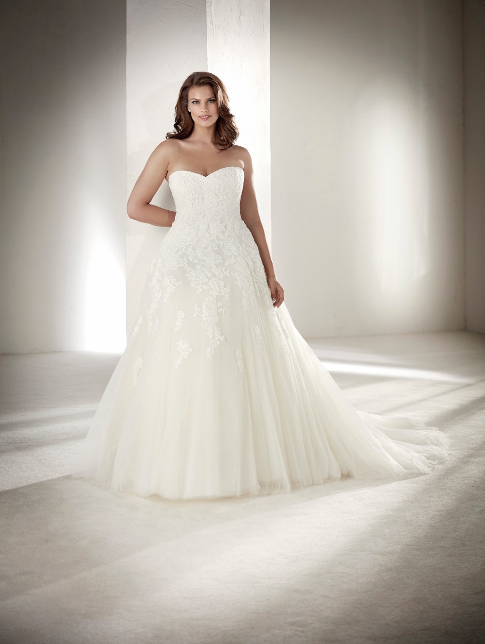 0pronovias_plussize_wedding_dress