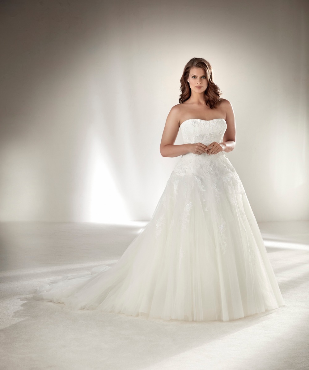 2pronovias_plussize_wedding_dress