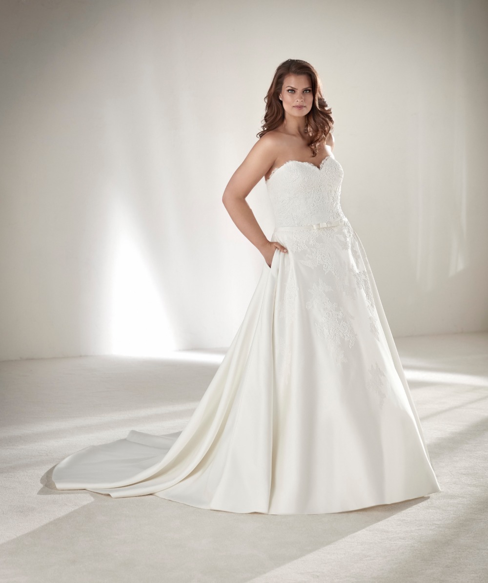 4pronovias_plussize_wedding_dress