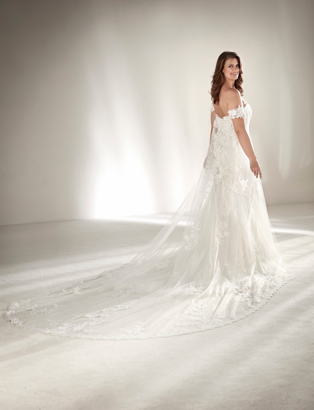 8pronovias_plussize_wedding_dress