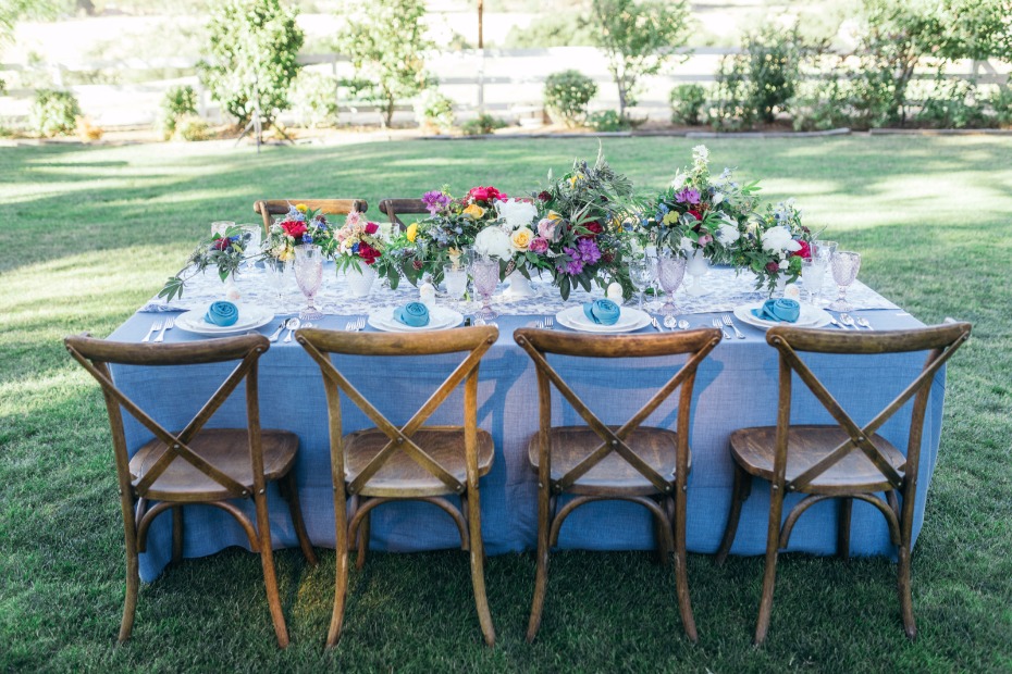 Gorgeous tables decor with blue linens and pink glassware