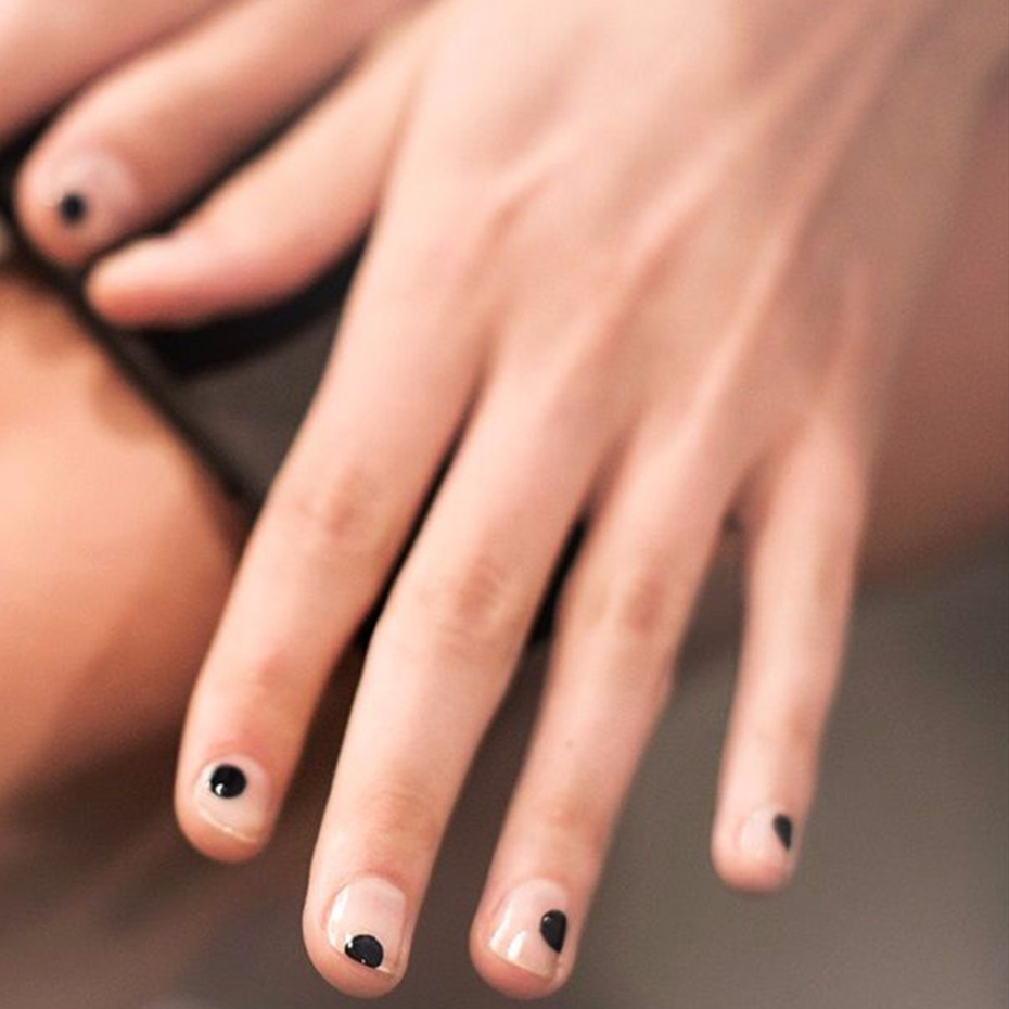 negative space nail trend