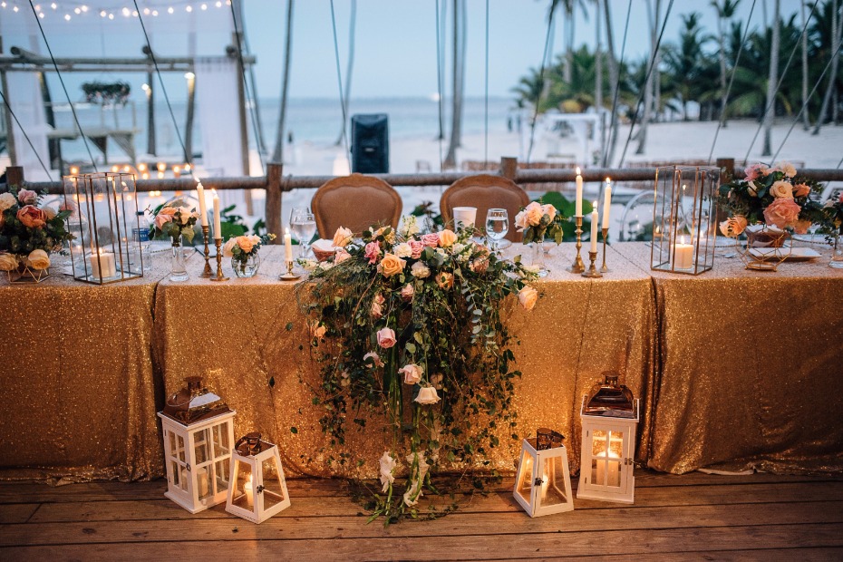 gold sequin table linens and cascading florals make the wedding party table super chic