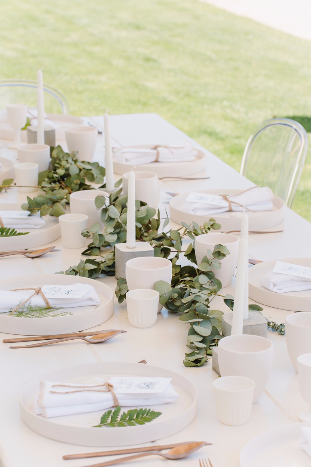 Modern table with white ceramic details