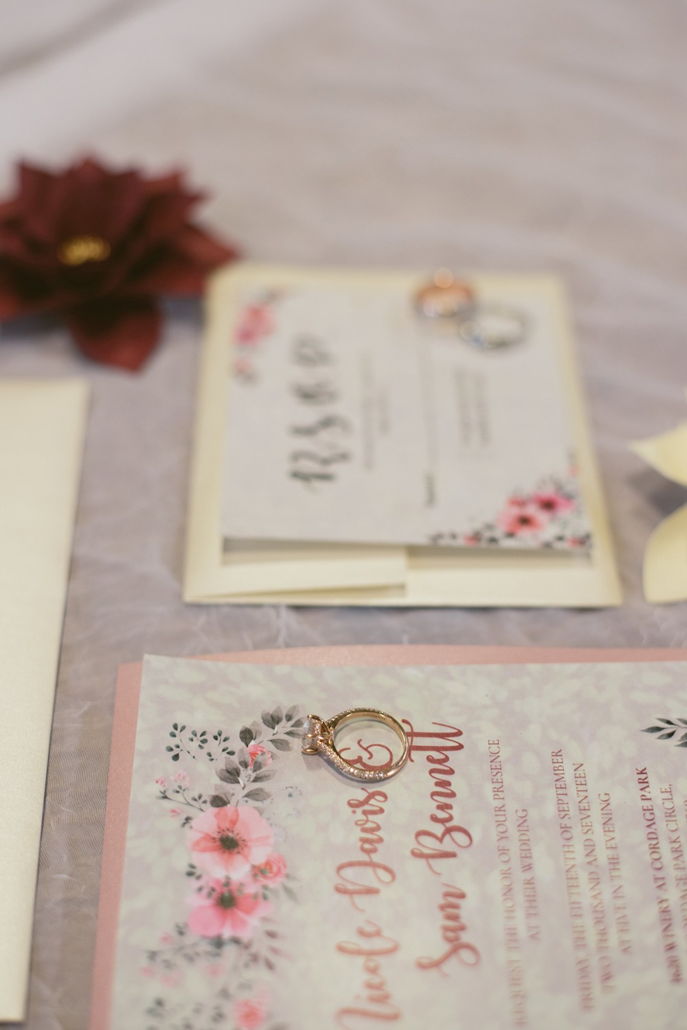 pinkandburgundypaperflowerweddingideas03