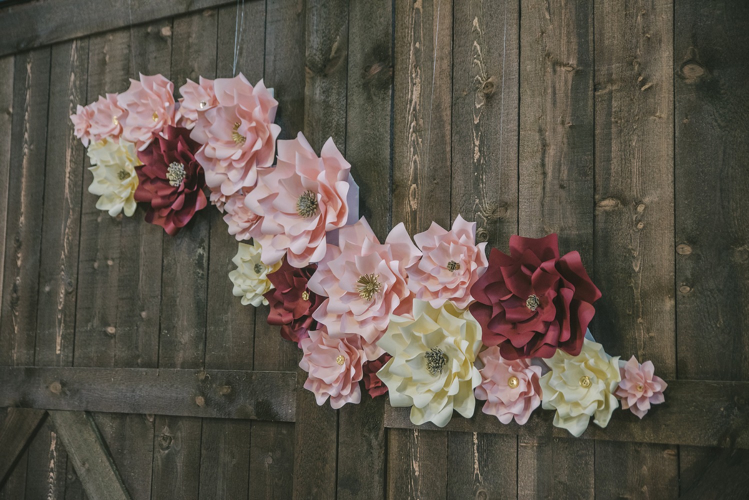 pinkandburgundypaperflowerweddingideas30