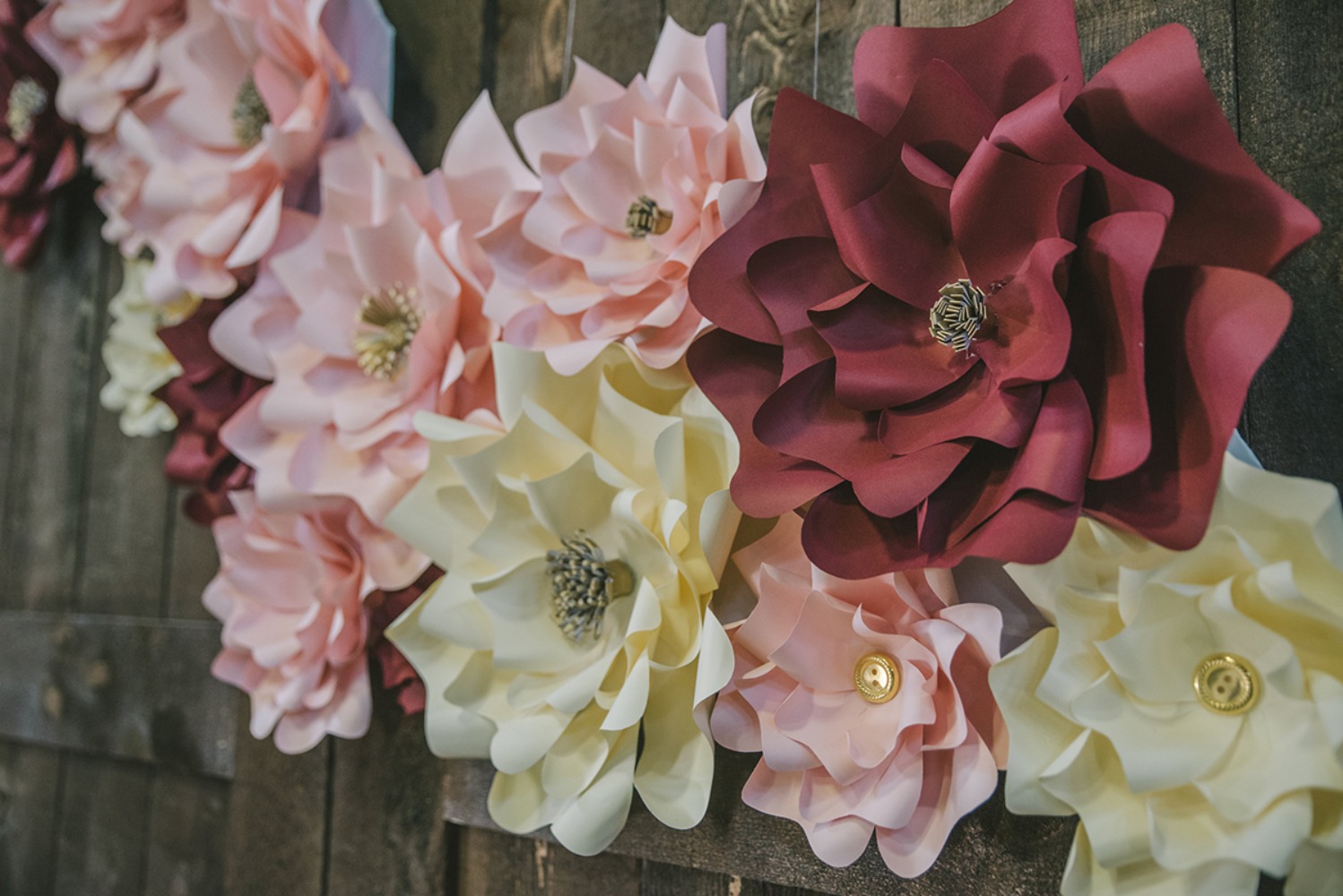 pinkandburgundypaperflowerweddingideas32