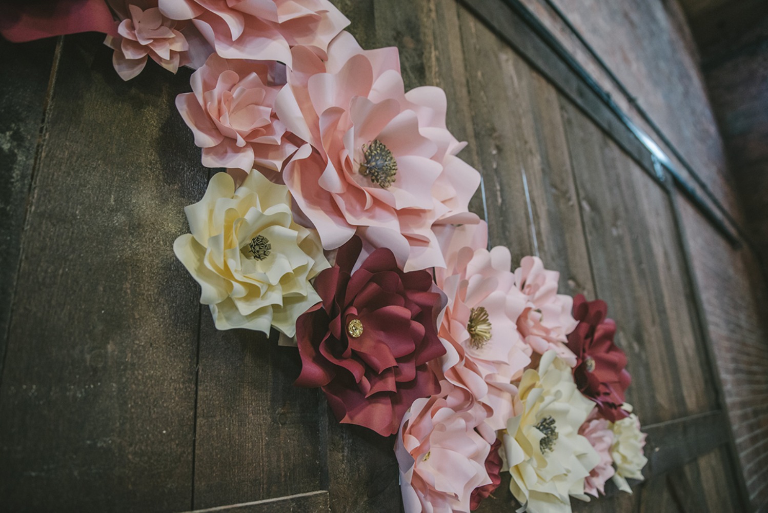 pinkandburgundypaperflowerweddingideas34