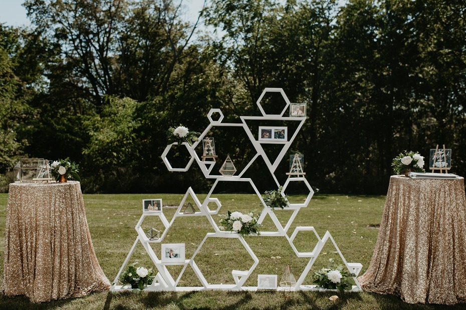 Geometric shelf display