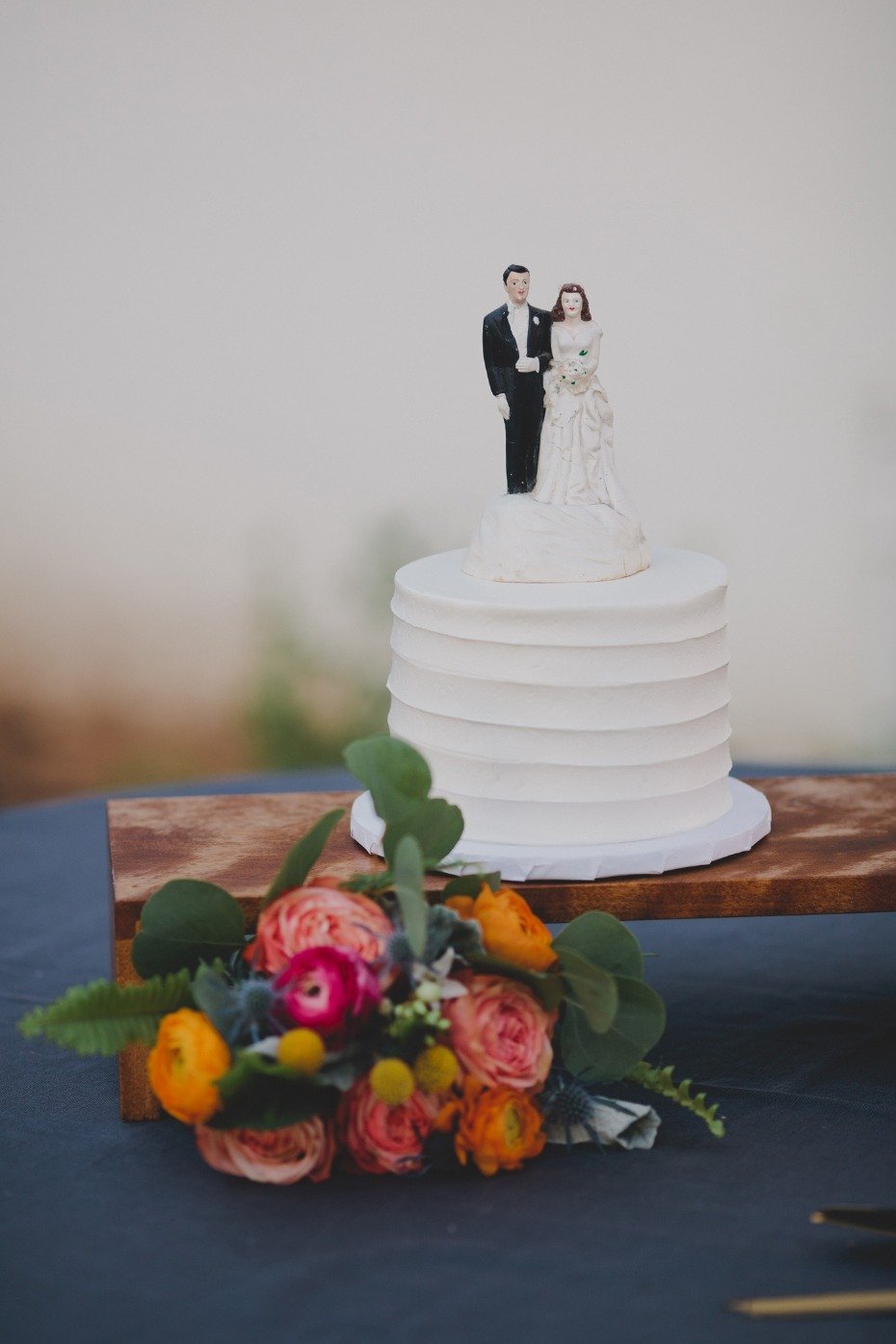 classic wedding cake topper for a simple and mini wedding cake