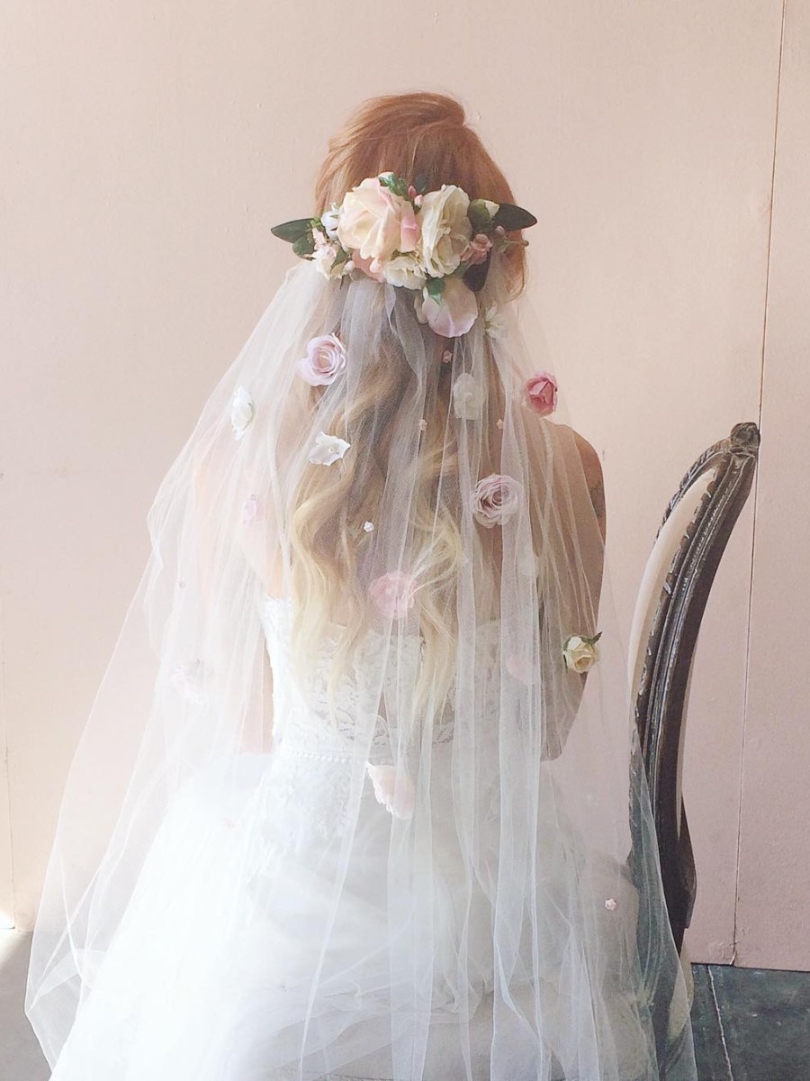 https://www.weddingchicks.com/wp-content/uploads/2018/03/statement-veils-are-going-viral-this-year.jpg