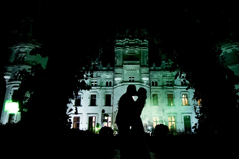 Kiss silhouette photo