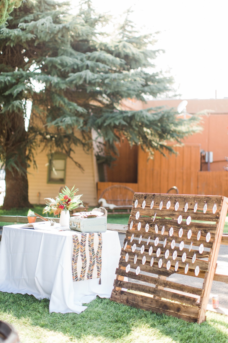 Palette seating chart with vintage key ring place cards