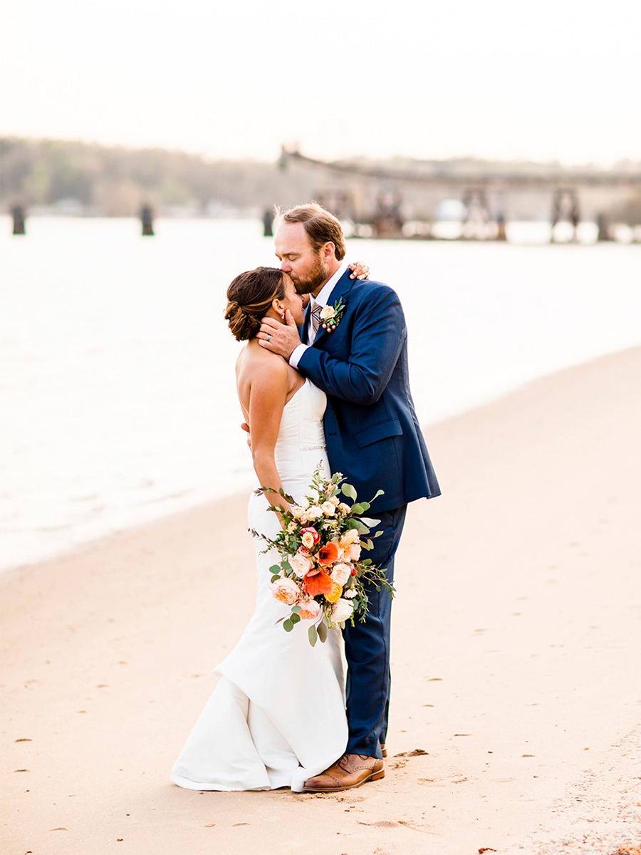 How To Have A Subtle Beach Theme For Your Spring Wedding