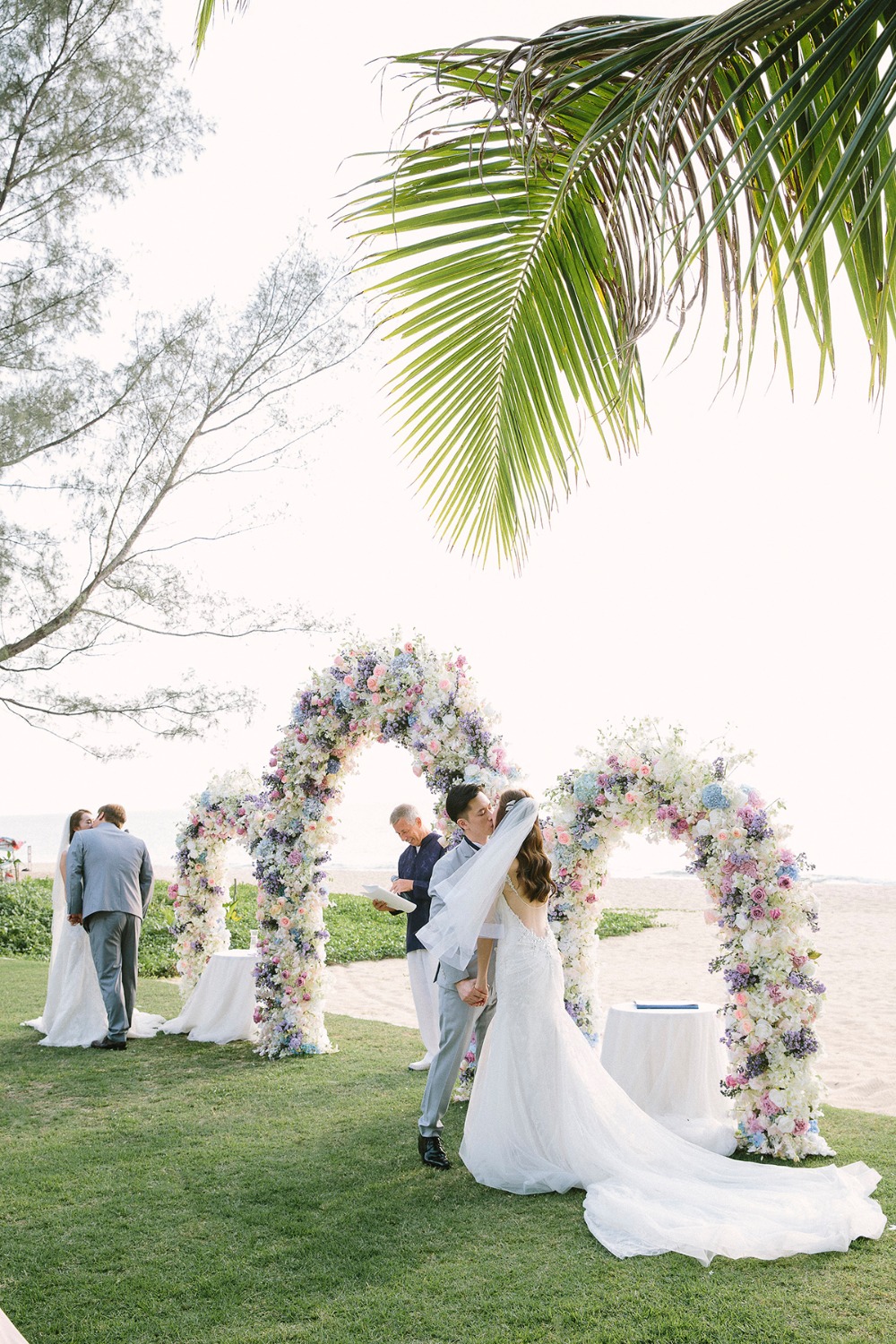 Sisters have a double wedding in Phuket