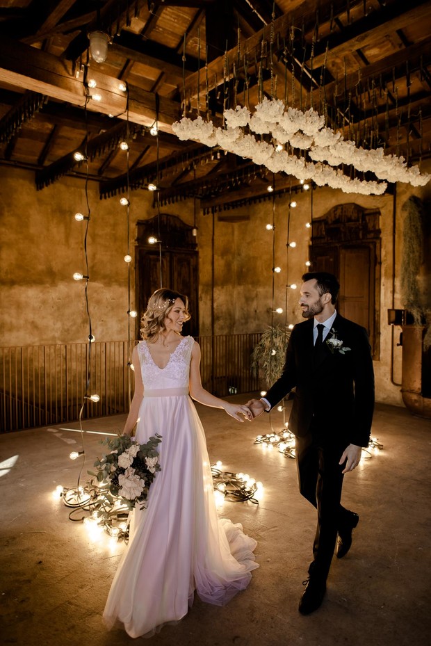 https://www.weddingchicks.com/wp-content/uploads/2019/05/industrial-chic-wedding-inspiration-110-1.jpg