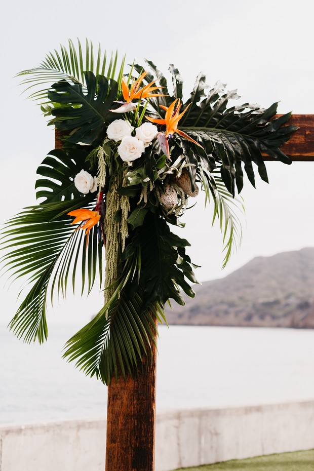 tropical ceremony decor