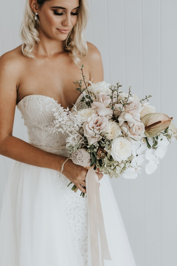 elegant neutral wedding bouquet