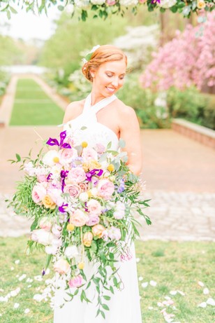 bride and loose springtime bouquet