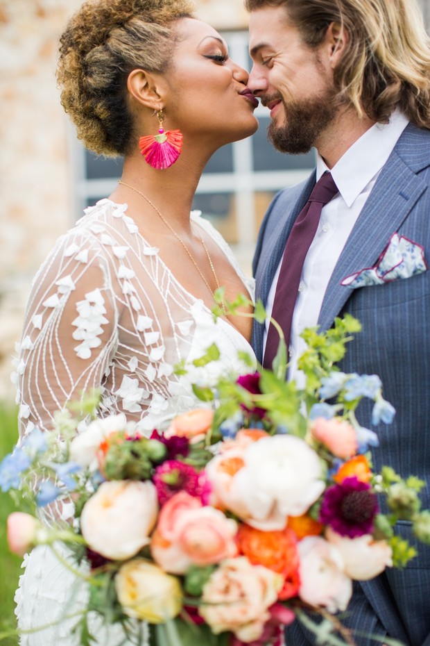 CUTE wedding kiss