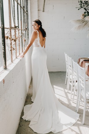 bride in Elavonza bridal gown