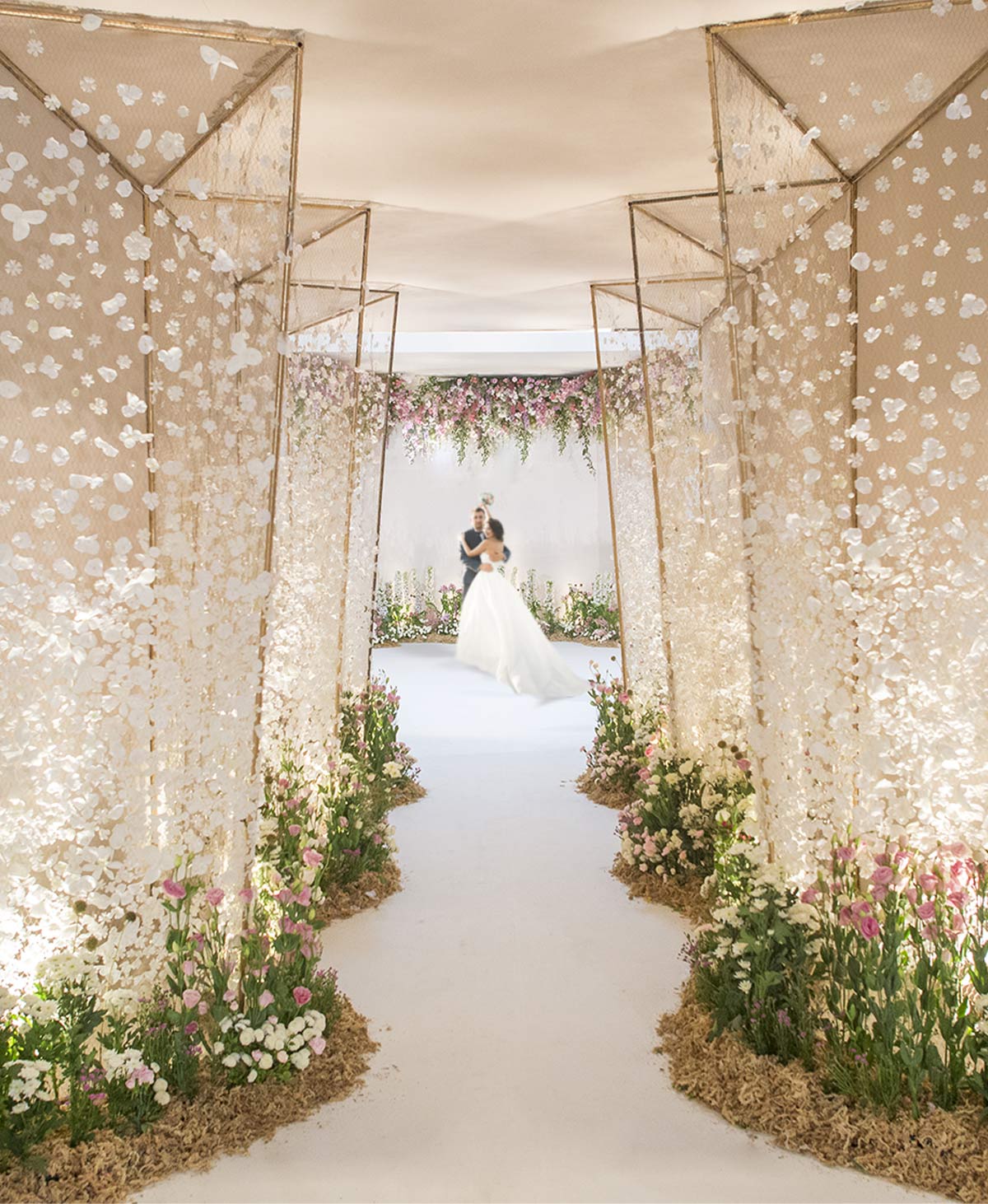 https://www.weddingchicks.com/wp-content/uploads/2021/12/flower-display-posts-and-hangers-2-1.jpg