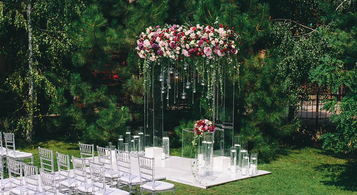 Fall In Love With These Large Wedding Decorations