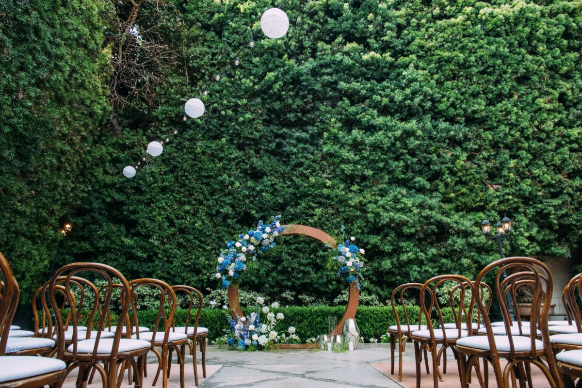 Can You Guess What Famous Work By Van Gogh Inspired This Lovely Garden Wedding?