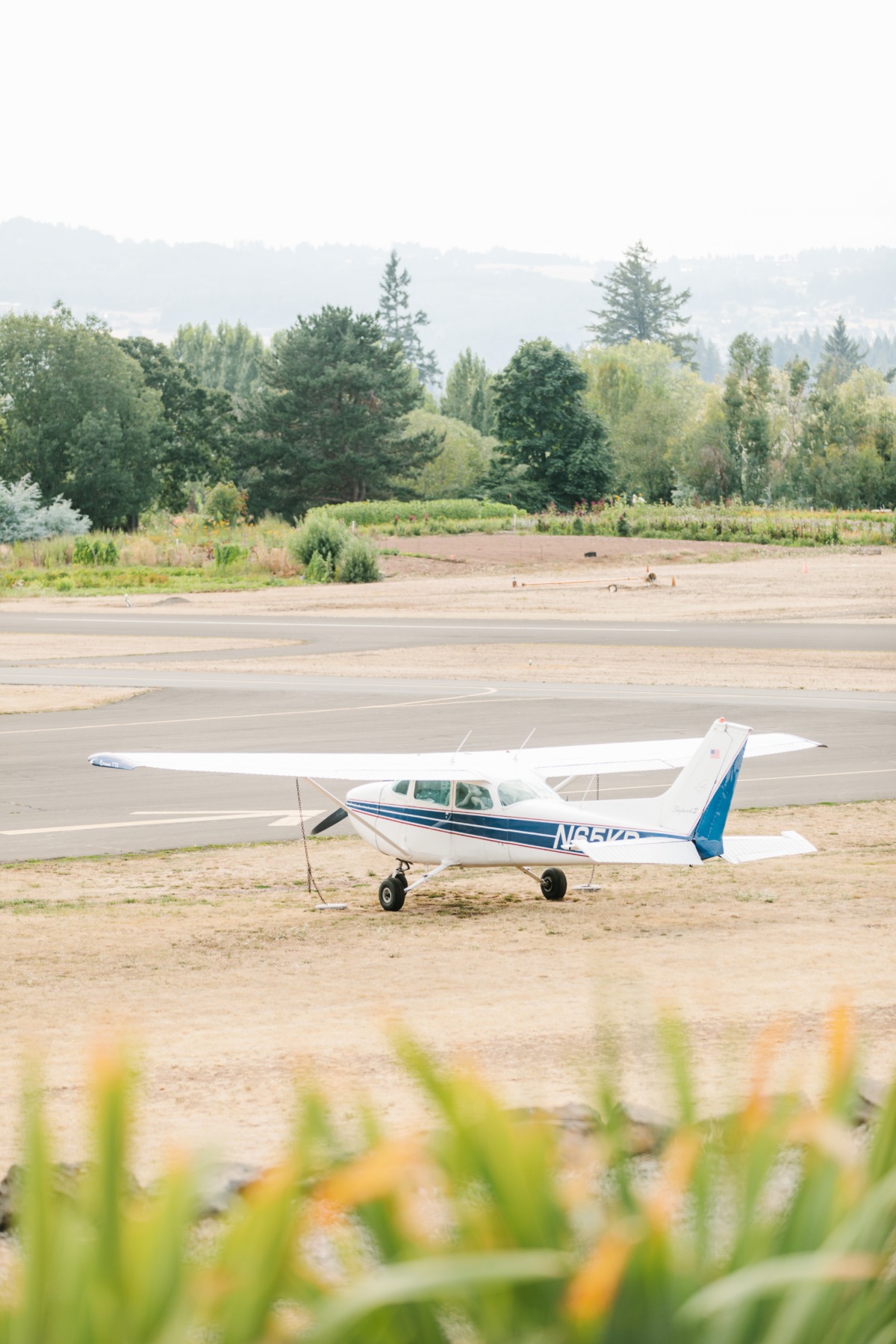 a-pilots-wedding-in-an-airplane-hangar-p