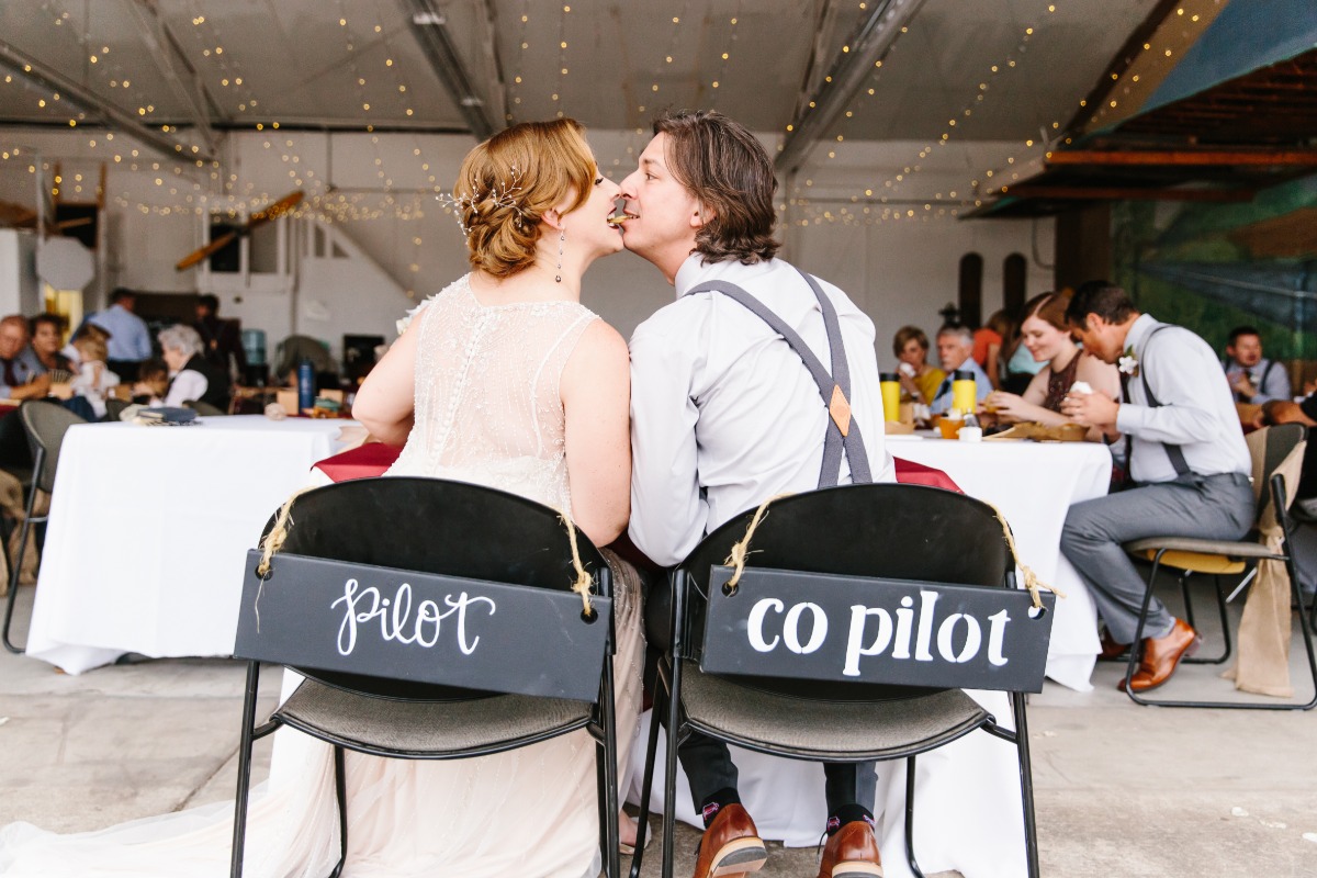 a-pilots-wedding-in-an-airplane-hangar-p