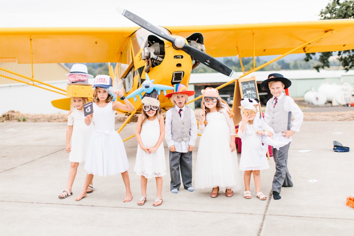 a-pilots-wedding-in-an-airplane-hangar-p