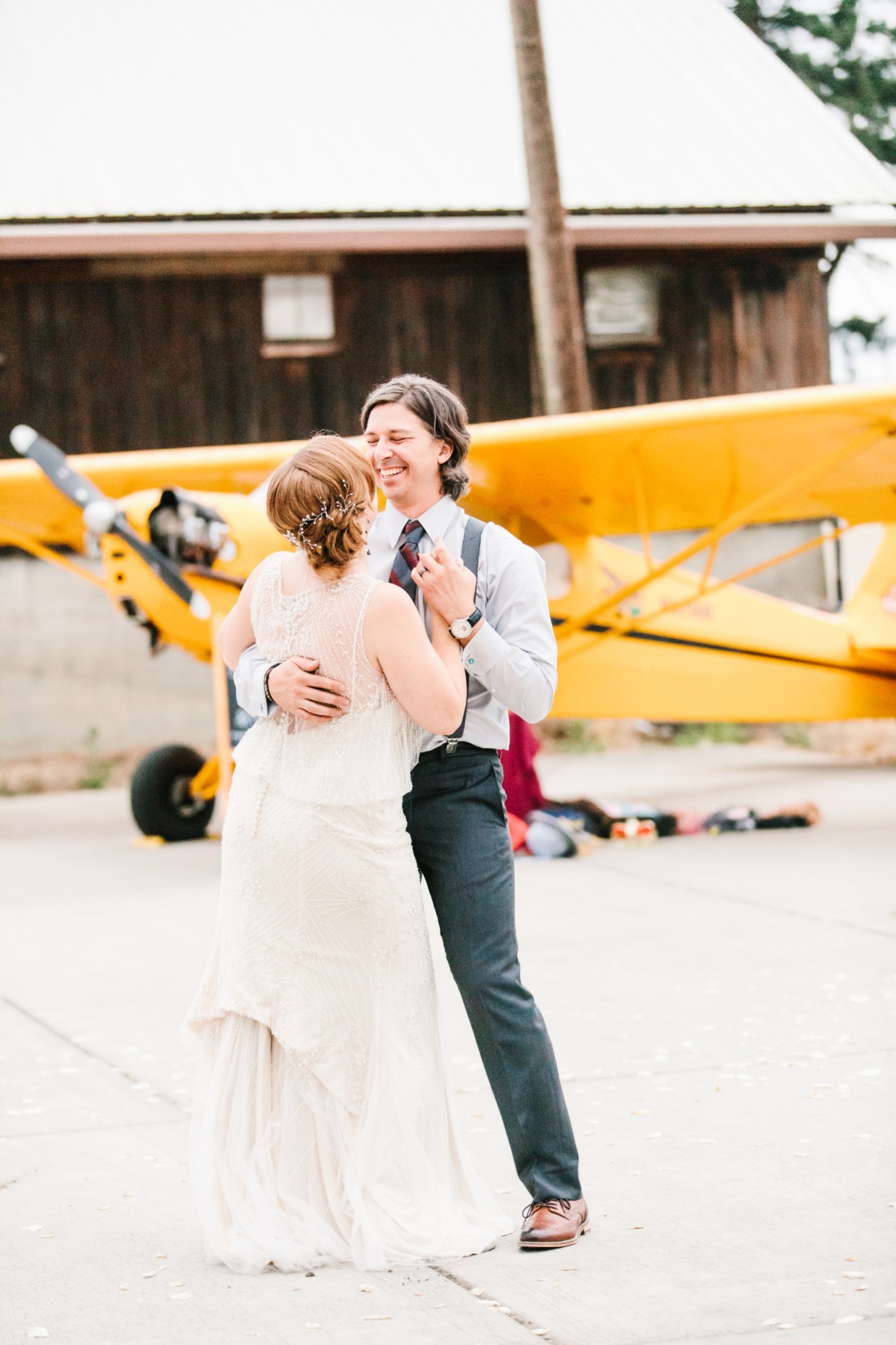 a-pilots-wedding-in-an-airplane-hangar-p