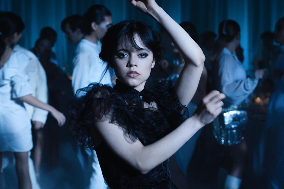 Cảnh Jenna Ortega trong vai Wednesday Addams nhảy múa
