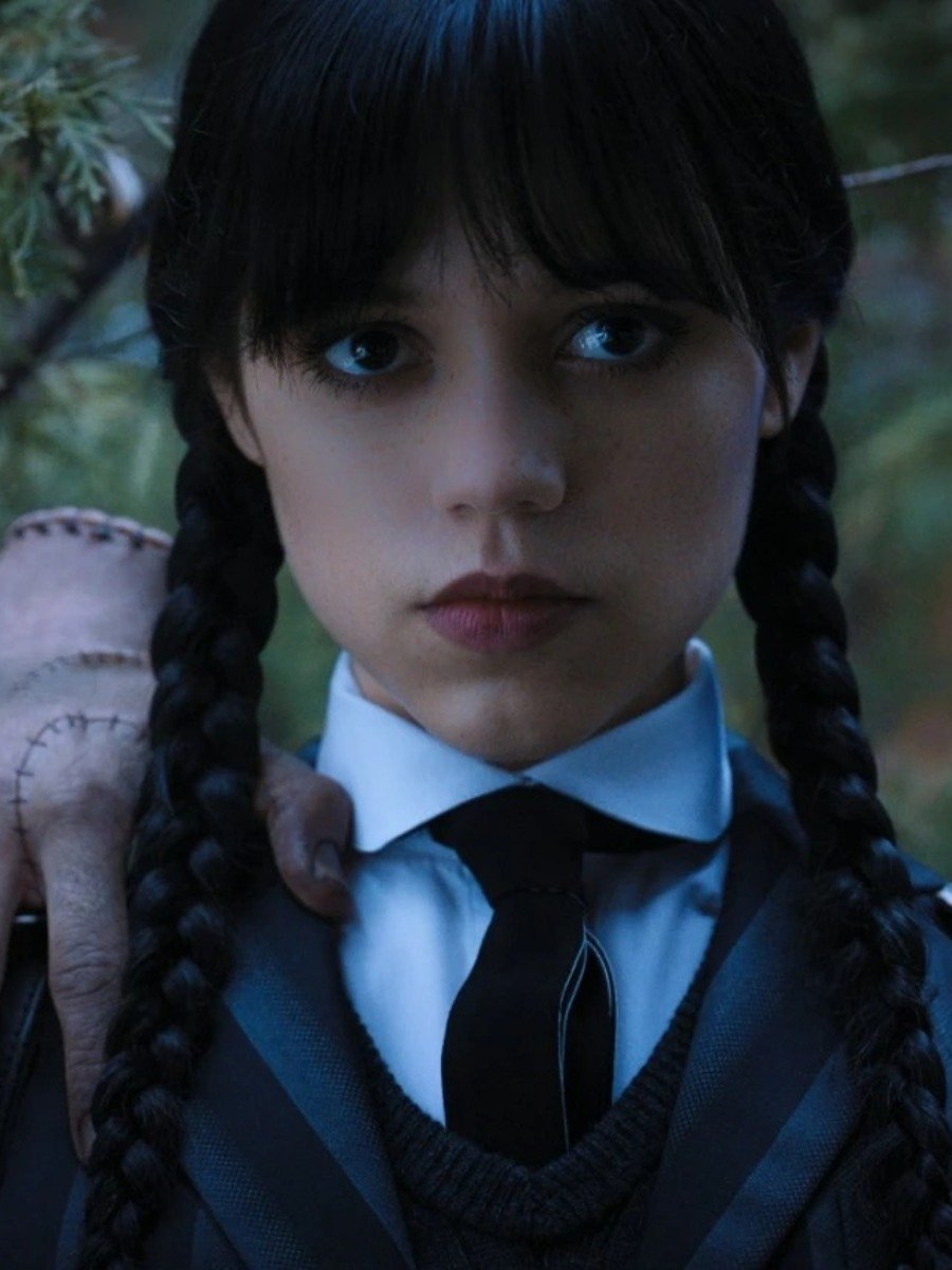 Jenna Ortega trong vai Wednesday Addams trên Netflix