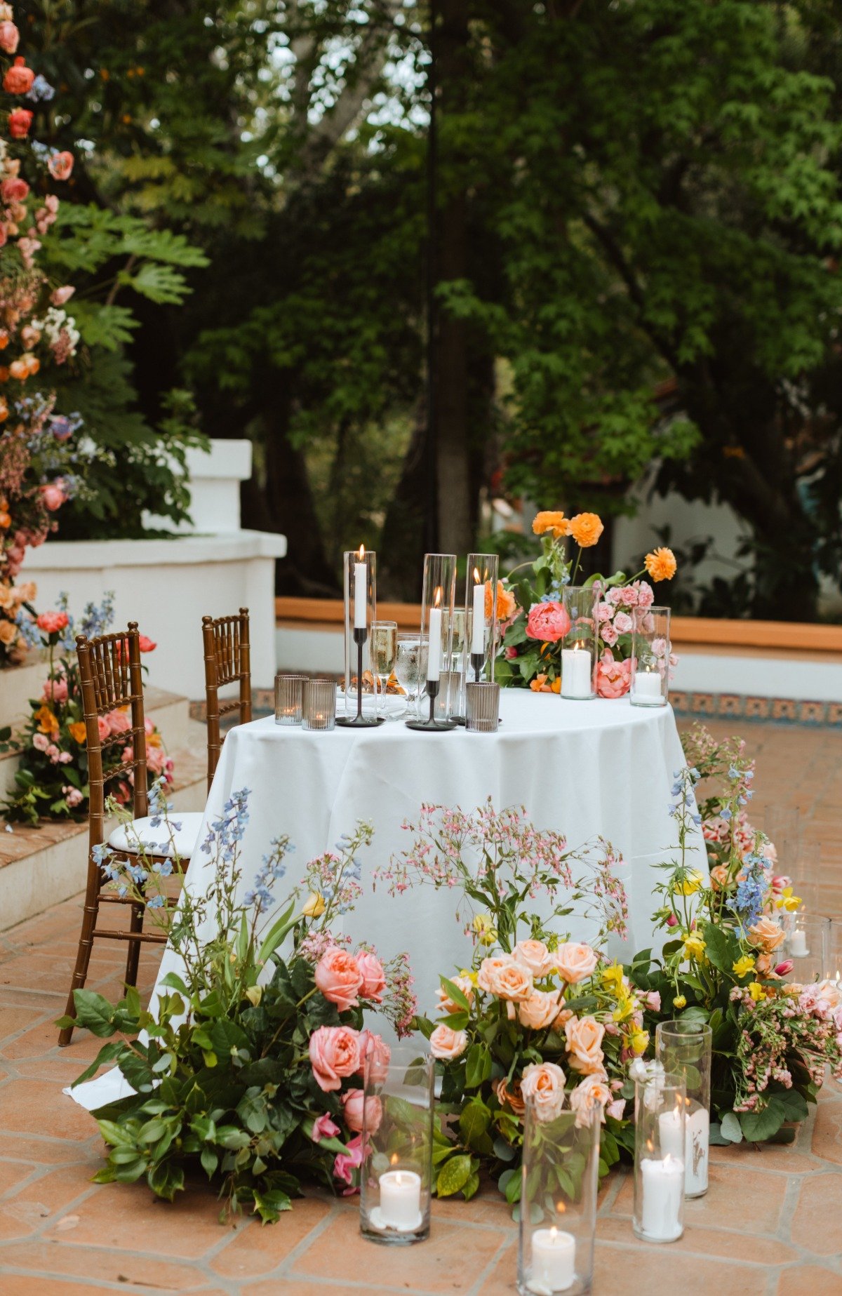 sweetheart table flower arrangements