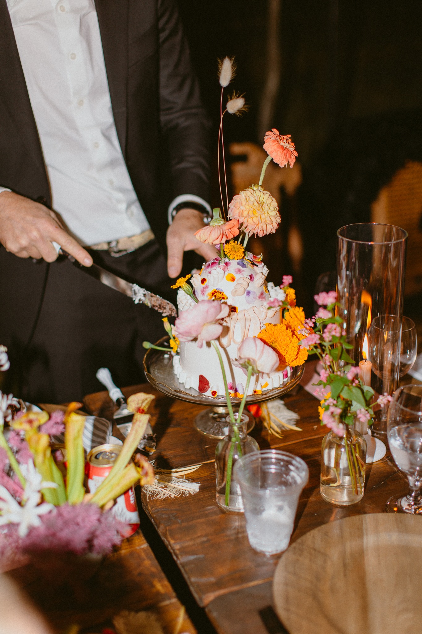 cutting wedding cake