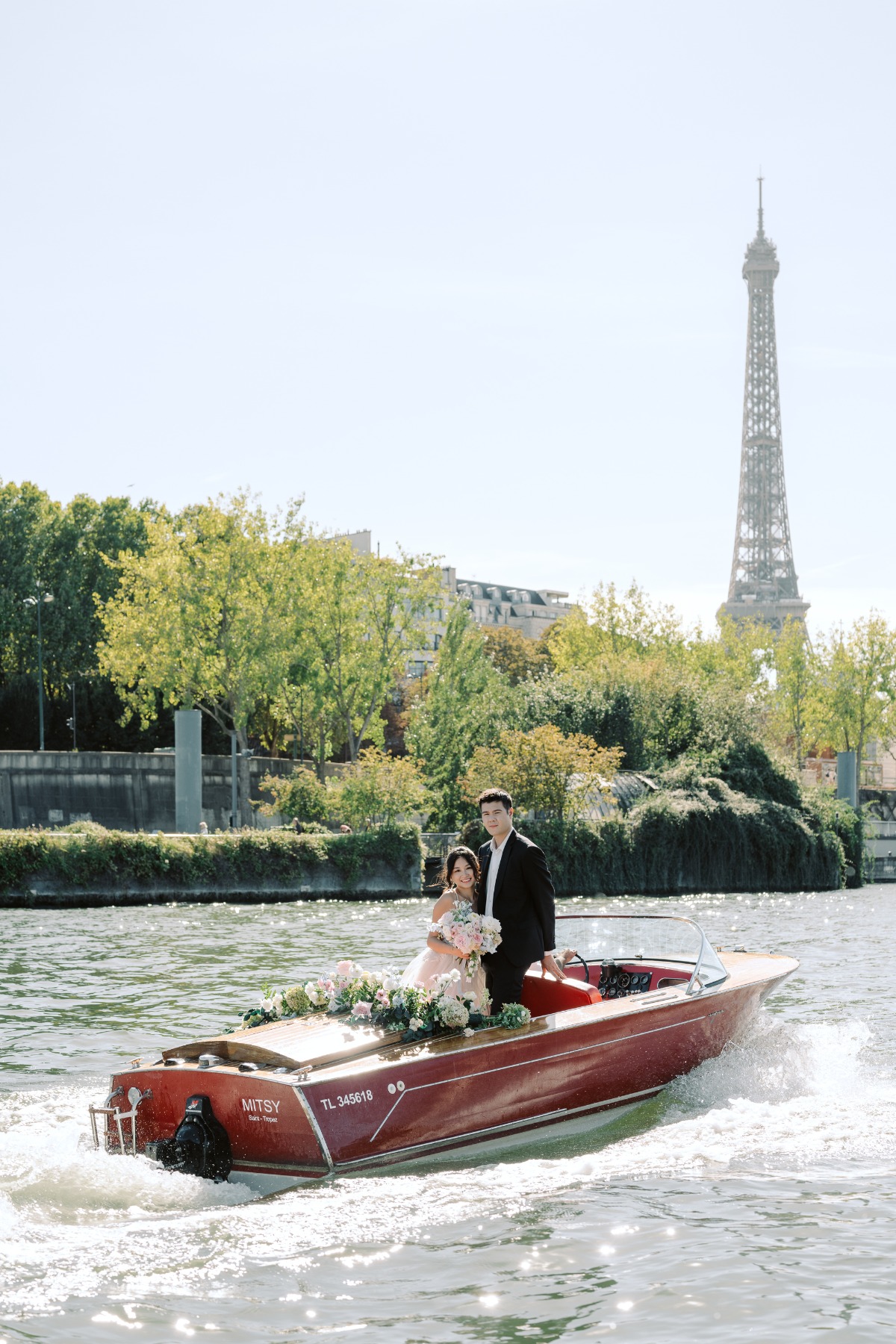 elizaveta-photography-romance-wedding-paris-boat-cruise-63