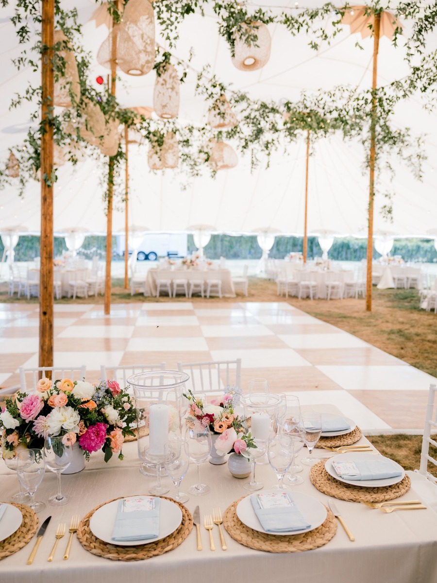 A light checkered dance floor was perfect for a summer MV wedding