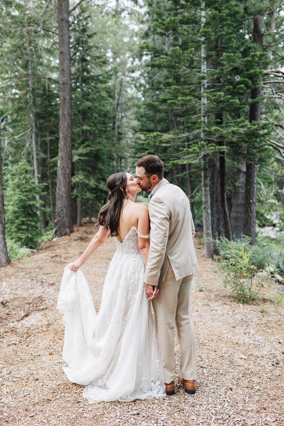 rainbow-lodge-soda-springs-tahoe-ashley-carlascio-photography-kelly-and-carson_16