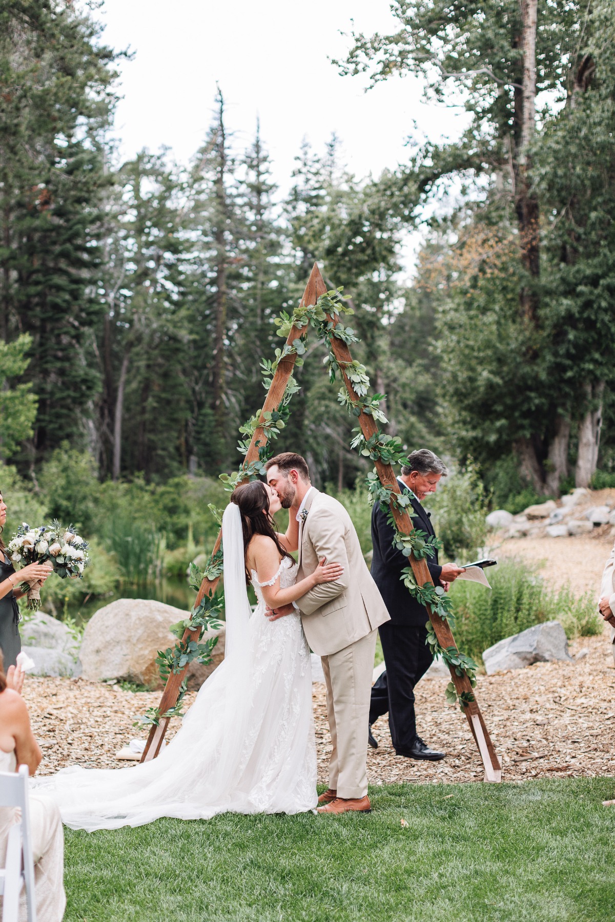 rainbow-lodge-soda-springs-tahoe-ashley-carlascio-photography-kelly-and-carson_38