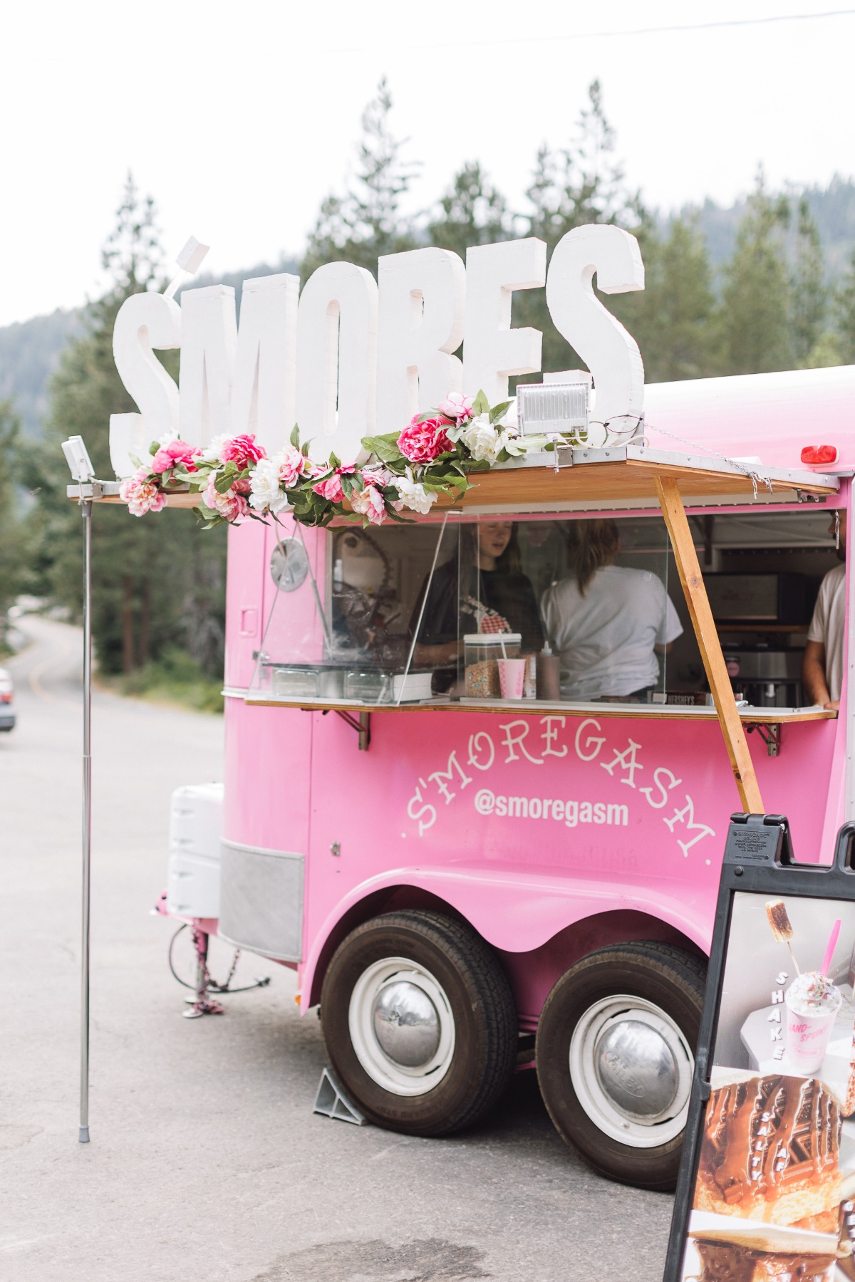 rainbow-lodge-soda-springs-tahoe-ashley-carlascio-photography-kelly-and-carson_48