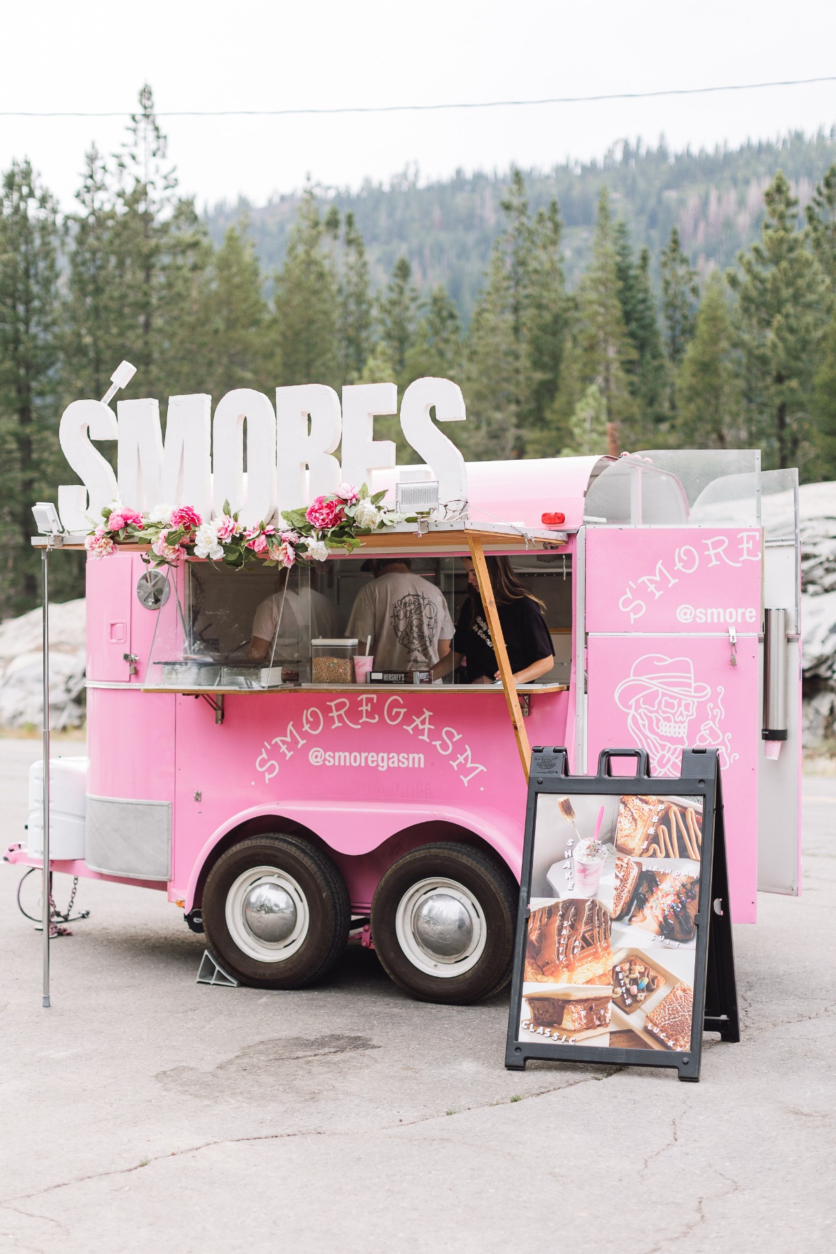 rainbow-lodge-soda-springs-tahoe-ashley-carlascio-photography-kelly-and-carson_49