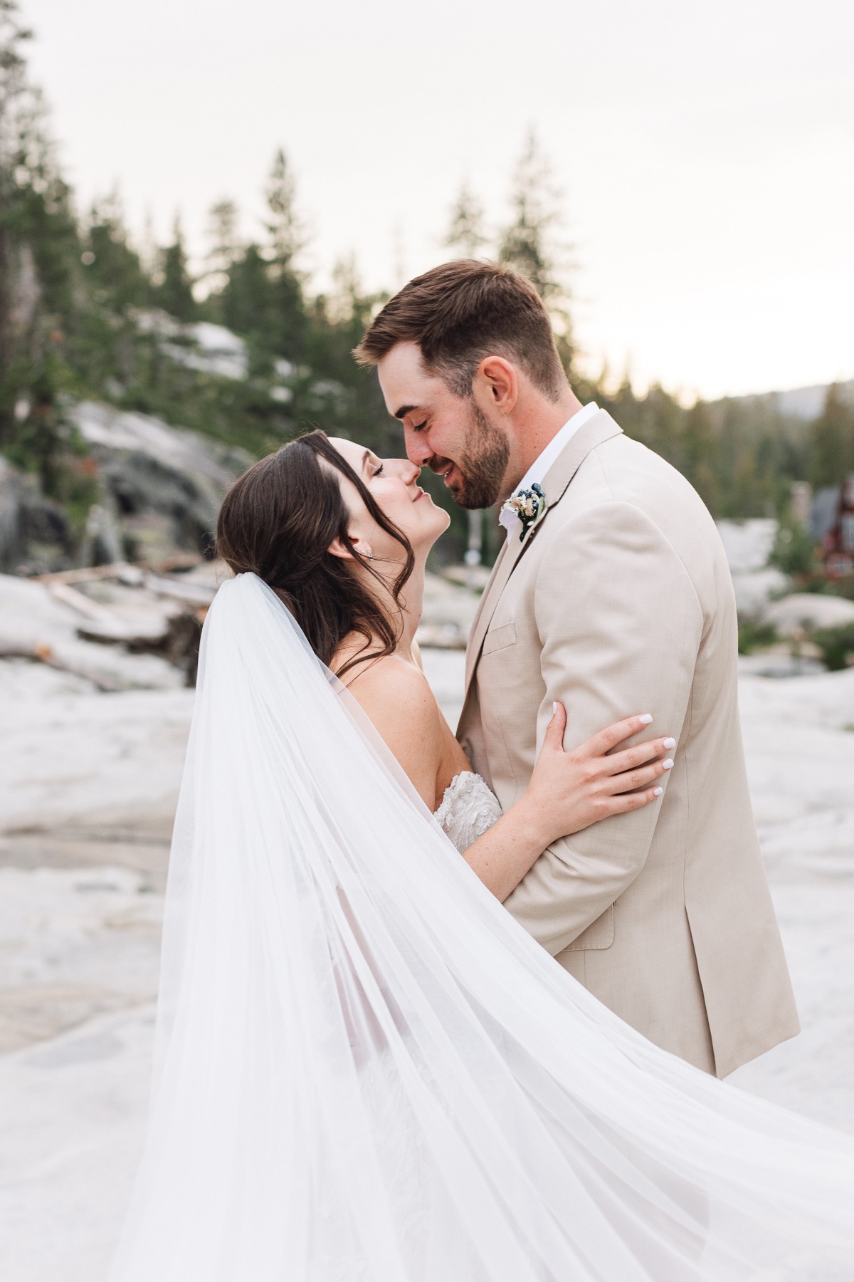 rainbow-lodge-soda-springs-tahoe-ashley-carlascio-photography-kelly-and-carson_53