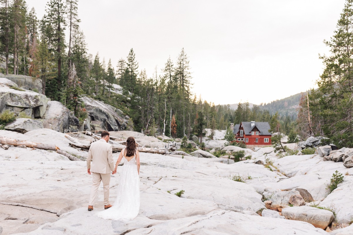 rainbow-lodge-soda-springs-tahoe-ashley-carlascio-photography-kelly-and-carson_56