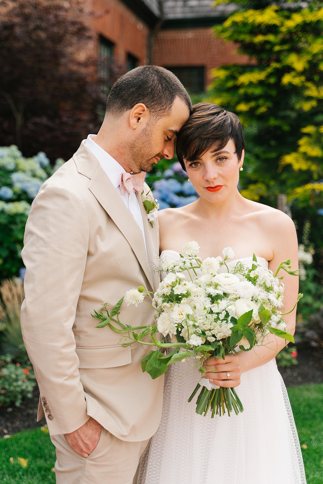 Modern couple at Tennis Hall of Fame wedding